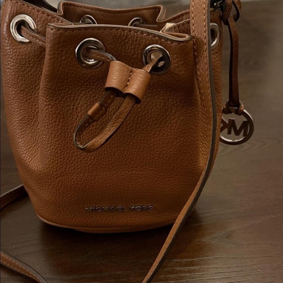 Michael Kors Tan Leather Bucket Bag - Picture 3 of 8